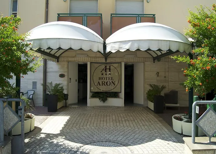 Aron Hotel 3*